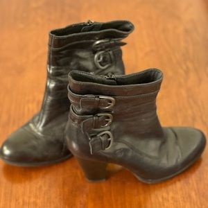 Fabulous black ankles boots in size 7.5!